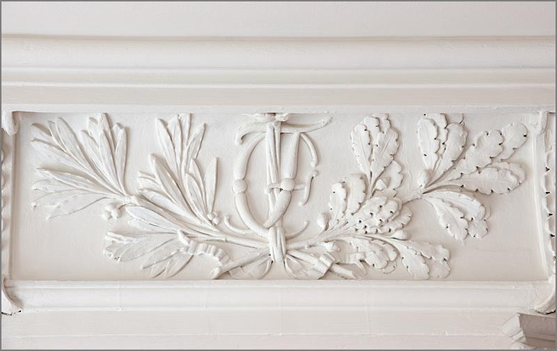 Ensemble du décor intérieur de l'escalier : plafond, pilastre, arcature