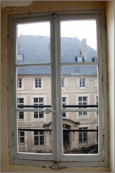 Une baie du 1er étage (corps en fond de cour).