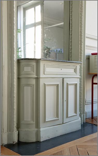 Niche et placard-buffet : détail du placard-buffet, trois quarts gauche.