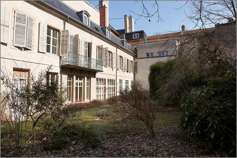 Corps latéral (C) : façade sur le jardin.