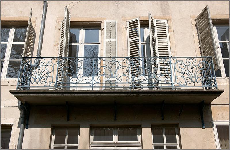 Corps latéral (C) : façade sur le jardin, détail du balcon.