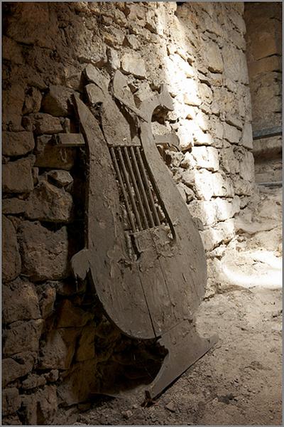 Elément de décor (?) déposé dans les combles : lyre en bois