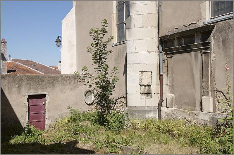 Côté sud, vue vers l'ouest : mur de l'ancien cimetière et portail muré de l'église