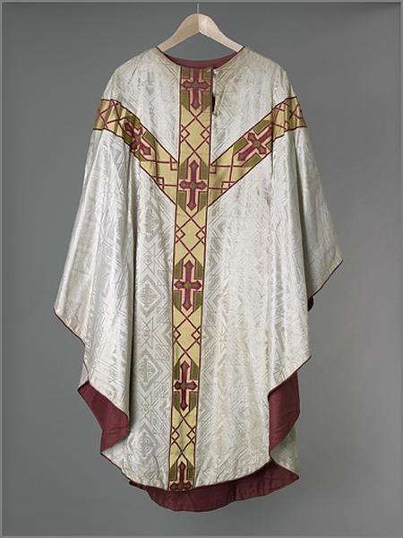 Ornement blanc : détail chasuble, ensemble face