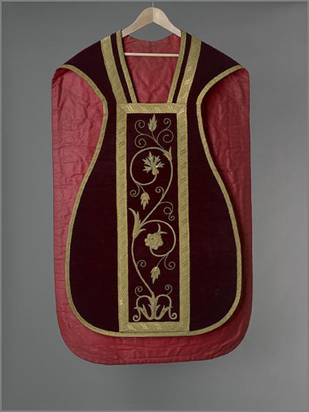 Ornement rouge : chasuble, voile de calice, bourse de corporal