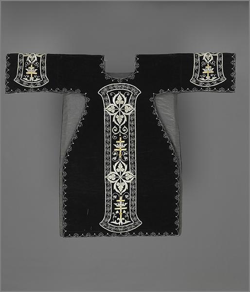 Ornement noir : chasuble, 2 dalmatiques, étole, 3 manipules, voile de calice