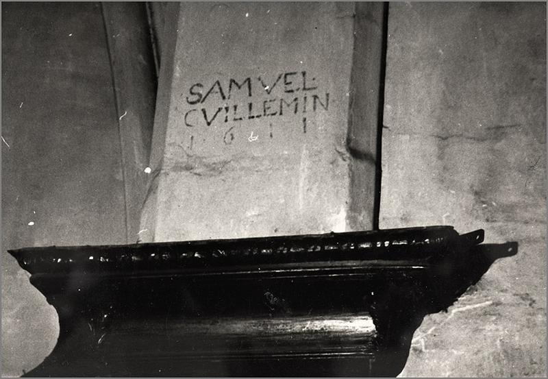 Détail d'une inscription et d'une date visibles en 1955 sur l'arc doubleau du choeur (aujourd'hui disparues).