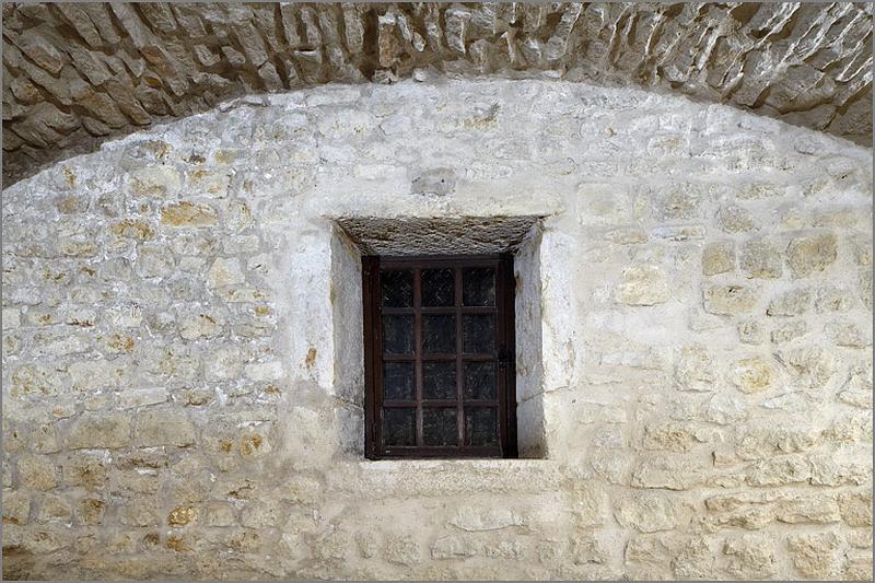 Bâtiment dit Saint-François, sous-sol, détail d'une baie.
