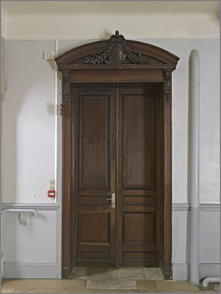 Vestibule d'entrée, détail d'une porte menant aux pièces latérales.