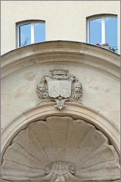 Communs, détail du décor de niche de fontaine.