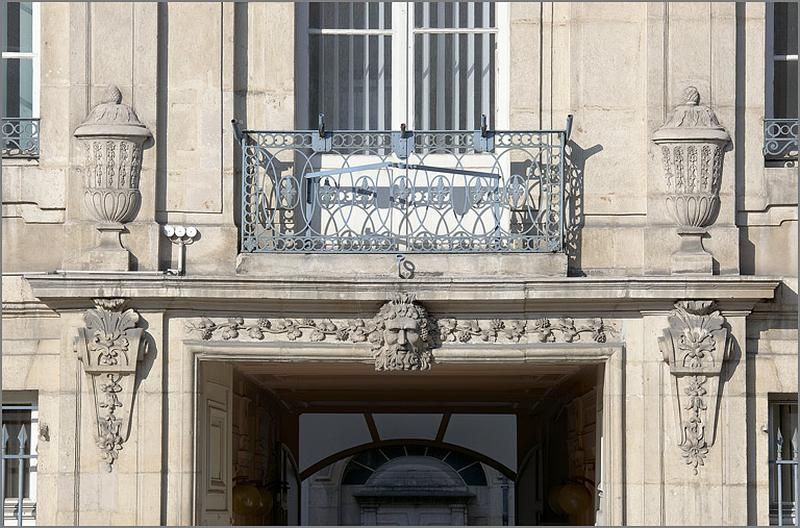 Corps principal (A) : façade antérieure sur rue, détail de la travée centrale (1er et 2e niveaux).