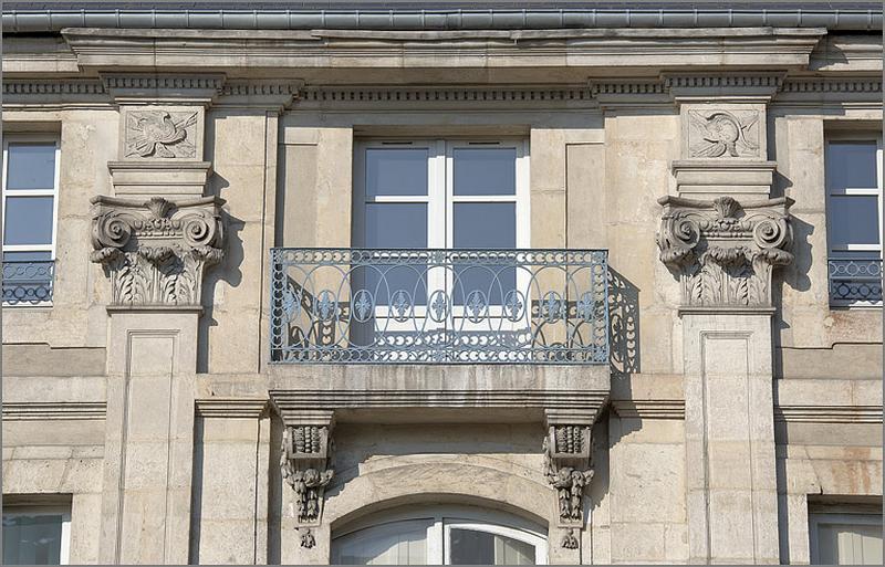 Corps principal (A) : façade antérieure sur rue, détail de la travée centrale (3e niveau).