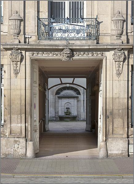 Corps principal (A) : façade antérieure sur rue, détail de la travée centrale, portail ouvert.