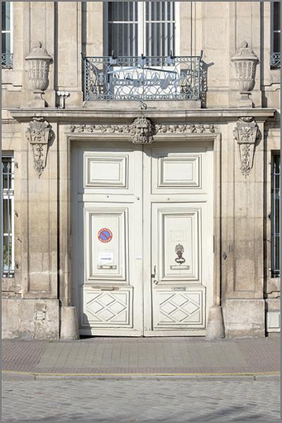 Corps principal (A) : façade antérieure sur rue, détail de la travée centrale, portail fermé.