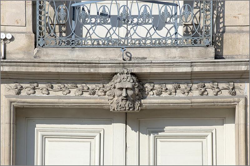 Corps principal (A) : façade antérieure sur rue, détail de la travée centrale et du linteau de porte.