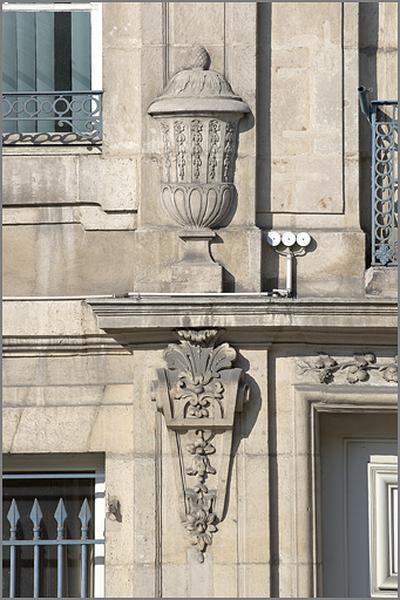 Corps principal (A) : façade antérieure sur rue, détail de la travée centrale (1er et 2e niveaux) et du décor de pilastre (côté gauche).