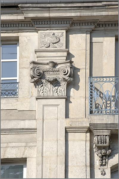 Corps principal (A) : façade antérieure sur rue, détail de la travée centrale (3e niveau) et du décor de pilastre (côté gauche).