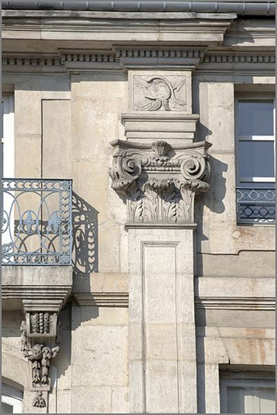 Corps principal (A) : façade antérieure sur rue, détail de la travée centrale (3e niveau) et du décor de pilastre (côté droit).