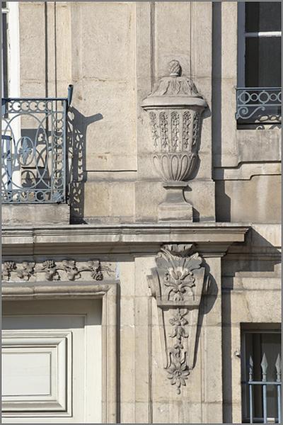 Corps principal (A) : façade antérieure sur rue, détail de la travée centrale (1er et 2e niveaux) et du décor de pilastre (côté droit).