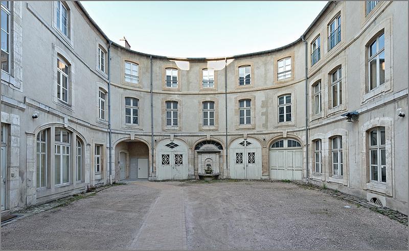 Corps en fond de cour (D) et corps latéraux (B, C) : façades sur cour.