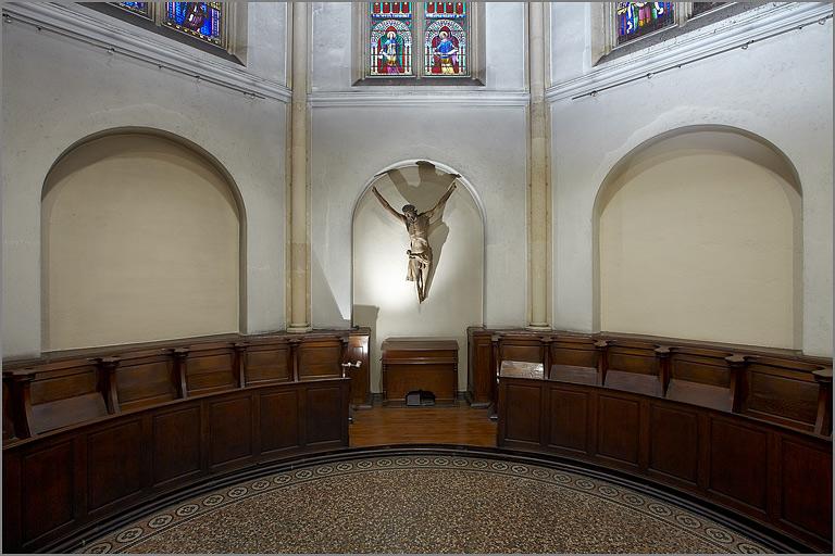 Choeur, détail : stalles et Christ en croix