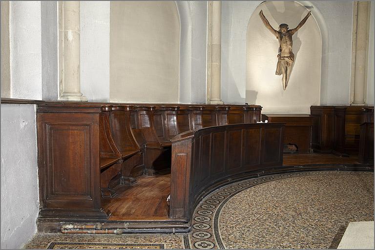 Choeur, détail : stalles et Christ en croix