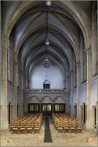 Vue intérieure vers l'entrée