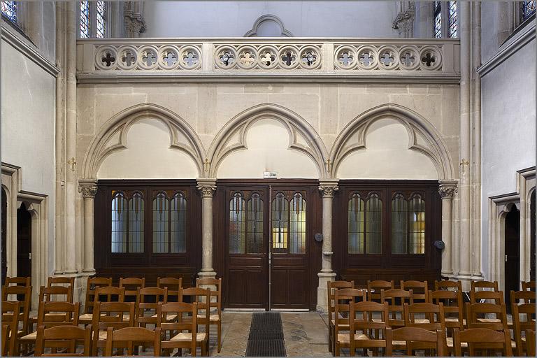 Vue intérieure vers l'entrée, porte
