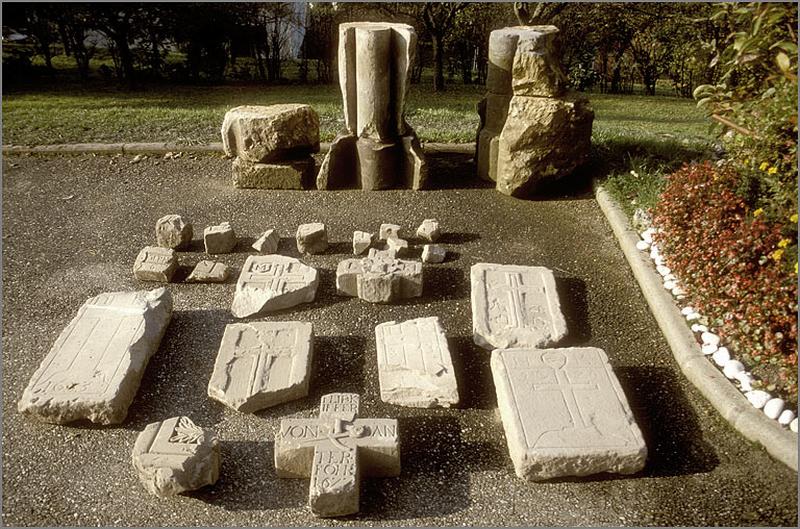 Ensemble des éléments (fragments de l'ossuaire et de stèles) retrouvés lors des travaux de 1988.