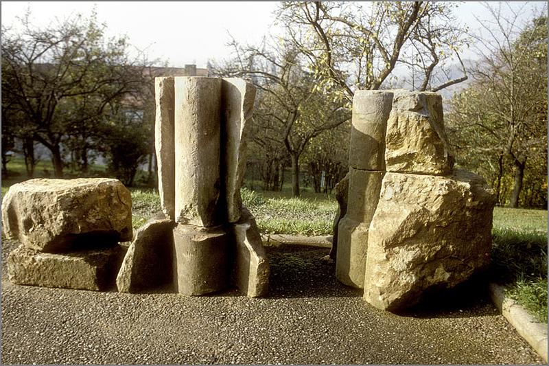 Ensemble des fragments de l'ossuaire retrouvés lors des travaux de 1988.