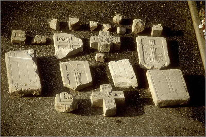 Ensemble des fragments de stèles retrouvés lors des travaux de 1988.