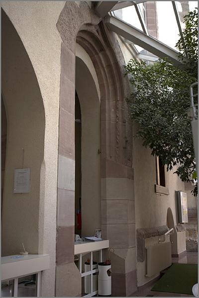 Vestiges à l'intérieur de la maison n°3 rue de la Salle (actuellement laboratoire d'analyses médicales) : porte de l'ancienne église.