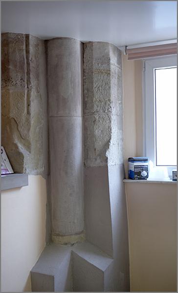 Vestiges à l'intérieur de la maison n°3 rue de la Salle (actuellement laboratoire d'analyses médicales) : pile de l'ancienne église.