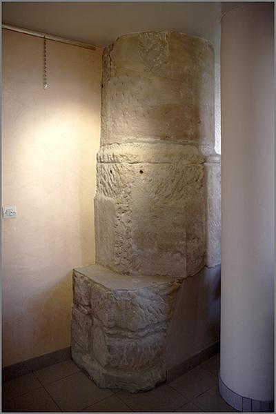 Vestiges à l'intérieur de la maison n°3 rue de la Salle (actuellement laboratoire d'analyses médicales) : pile de l'ancienne église.