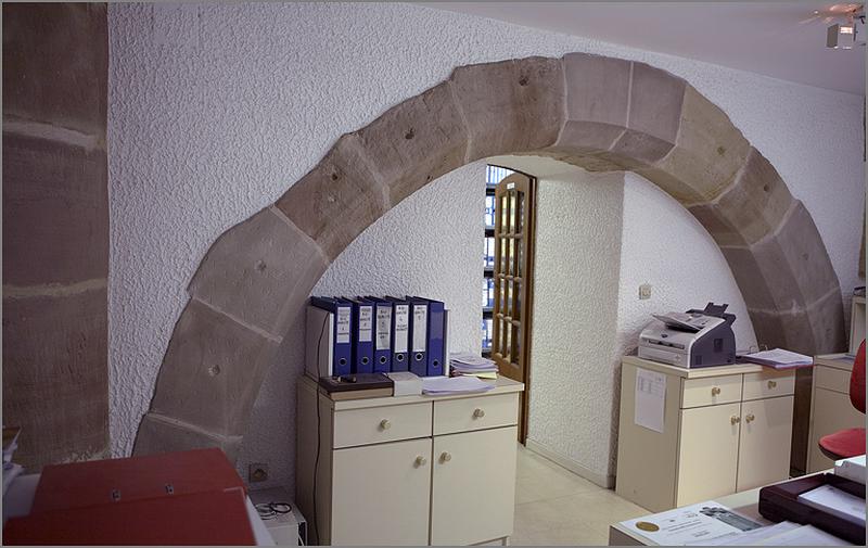 Vestiges à l'intérieur de la maison n°3 rue de la Salle (actuellement laboratoire d'analyses médicales) : grande arcade de l'ancienne église (vue depuis le 1er étage de l'immeuble).