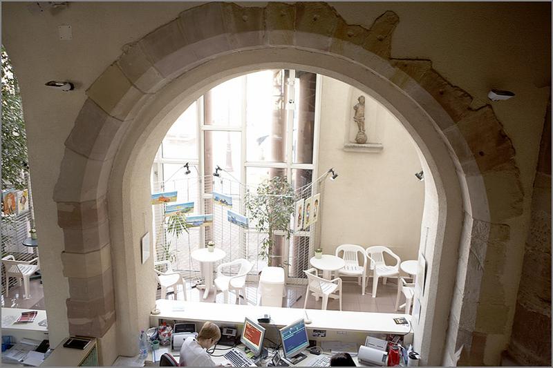 Vestiges à l'intérieur de la maison n°3 rue de la Salle (actuellement laboratoire d'analyses médicales) : grande arcade de l'ancienne église.