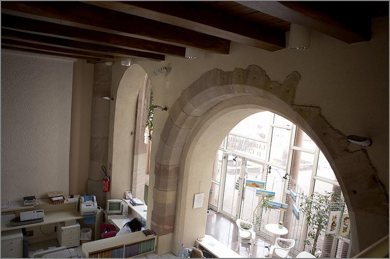 Vestiges à l'intérieur de la maison n°3 rue de la Salle (actuellement laboratoire d'analyses médicales) : grande arcade de l'ancienne église.