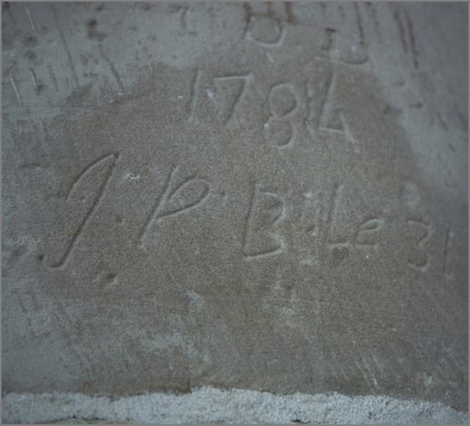 Vestiges à l'intérieur de la maison n°3 rue de la Salle (actuellement laboratoire d'analyses médicales) : graffiti sur une pile de l'ancienne église (date inscrite : 1784).