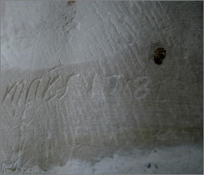 Vestiges à l'intérieur de la maison n°3 rue de la Salle (actuellement laboratoire d'analyses médicales) : graffiti sur une pile de l'ancienne église (date inscrite : 1781).