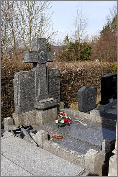 Tombeau de la famille Lienhardt-Serafini (S1 A3 37), ensemble trois quarts gauche