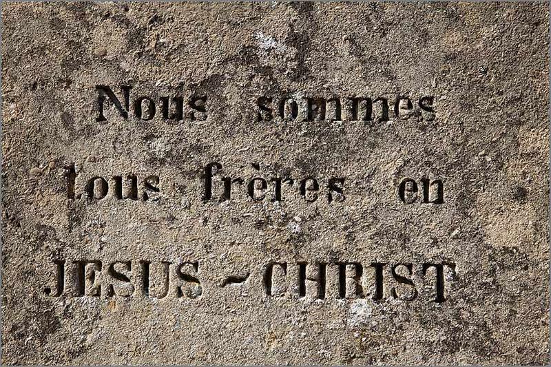 Borne droite délimitant le carré protestant (en langue française), face côté cimetière, détail de l'inscription