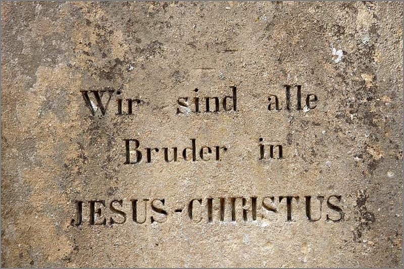 Borne gauche délimitant le carré protestant (en langue allemande), face côté cimetière, détail de l'inscription