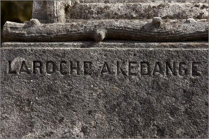 Socle, signature : détail