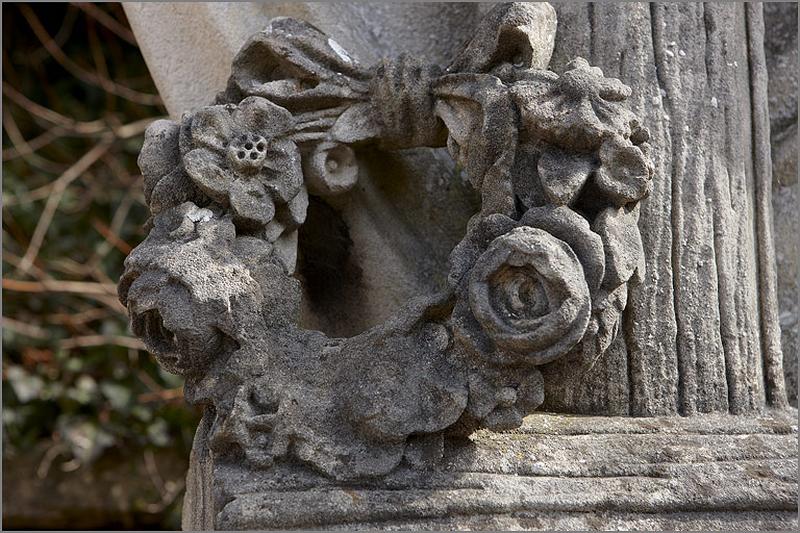 Piédestal, face latérale : couronne