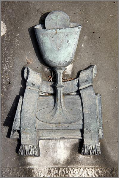 Tombeau de l'abbé Nicolas Dicop (prêtre de Saint-Avold décédé en 1929), détail (S3 A1 33)
