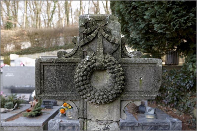 Tombeau de la famille Sabrou (S7 A1 23), détail : croix