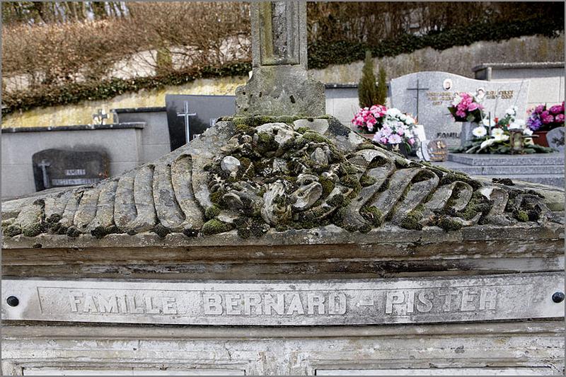 Tombeau de la famille Bernard-Pister (S7 A2 23), détail