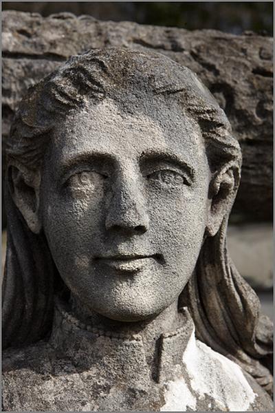 Stèle n° 2, détail de la statue : visage d'Anna Marie Reder