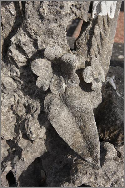 Stèle n° 2, détail du socle