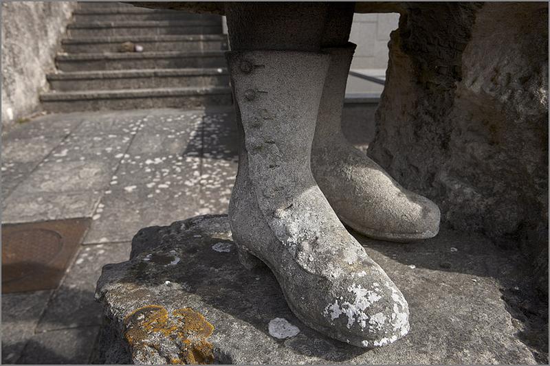 Stèle n° 2, détail de la statue : pieds